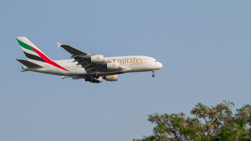 阿联酋航空空客A380客机起降蓝空飞行飞机电脑壁纸