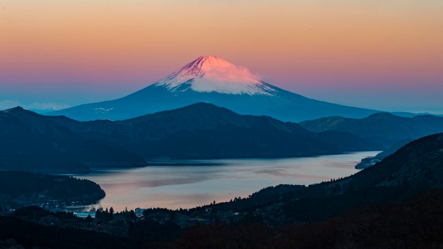 富士山雪顶映霞光湖面倒影蓝紫自然风景电脑壁纸