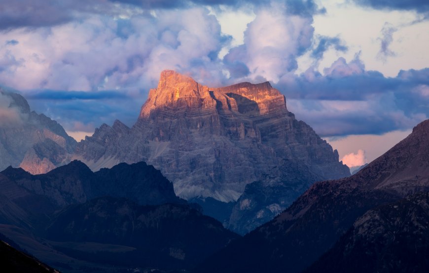 阿尔卑斯山峰夕照金辉层峦叠嶂蓝紫自然风景电脑壁纸