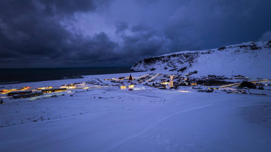 冰岛小镇雪夜灯火辉映蓝紫风景电脑壁纸