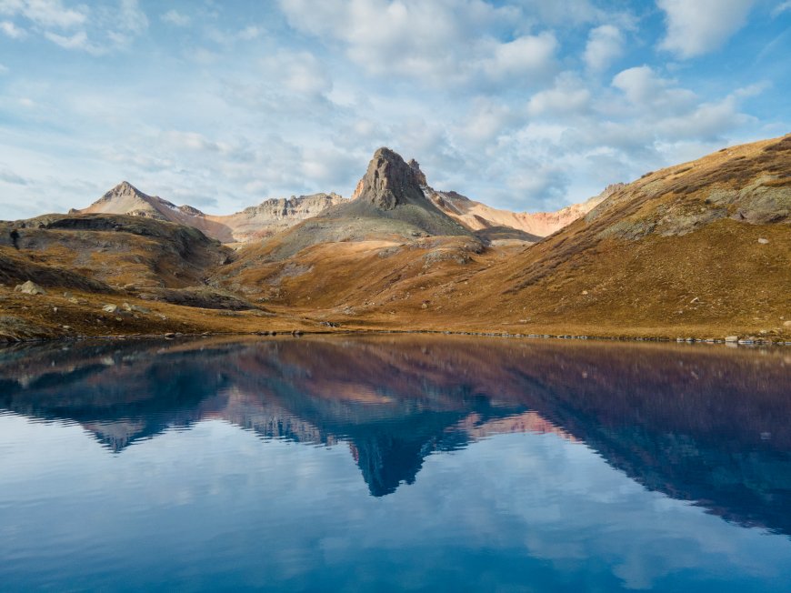 高山湖泊倒影清晰蓝白风景电脑壁纸