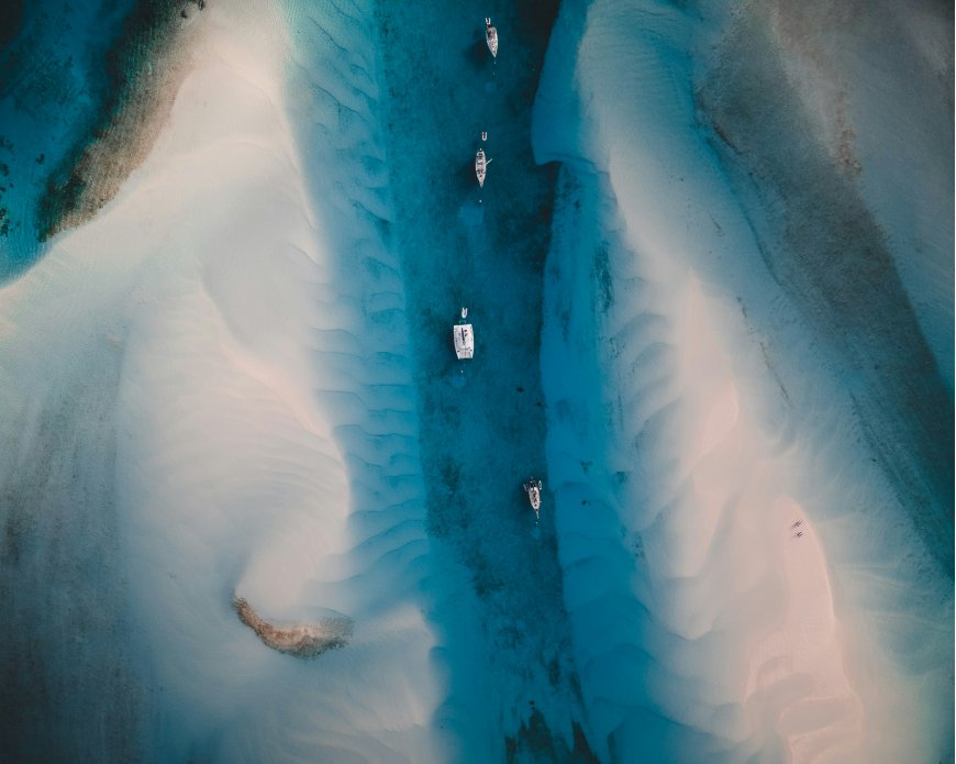 清澈浅海白沙航道航拍蓝白风景电脑壁纸