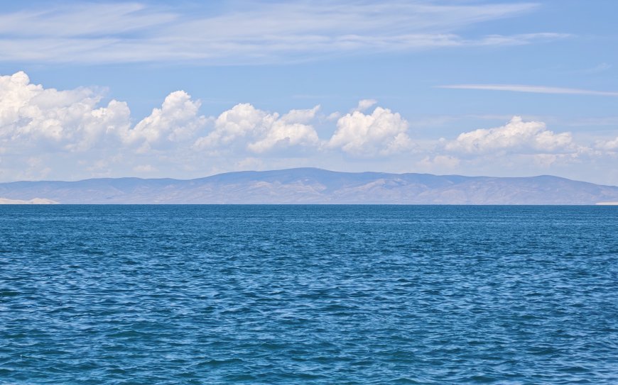 青海湖碧波万顷远山如黛蓝白风景电脑壁纸