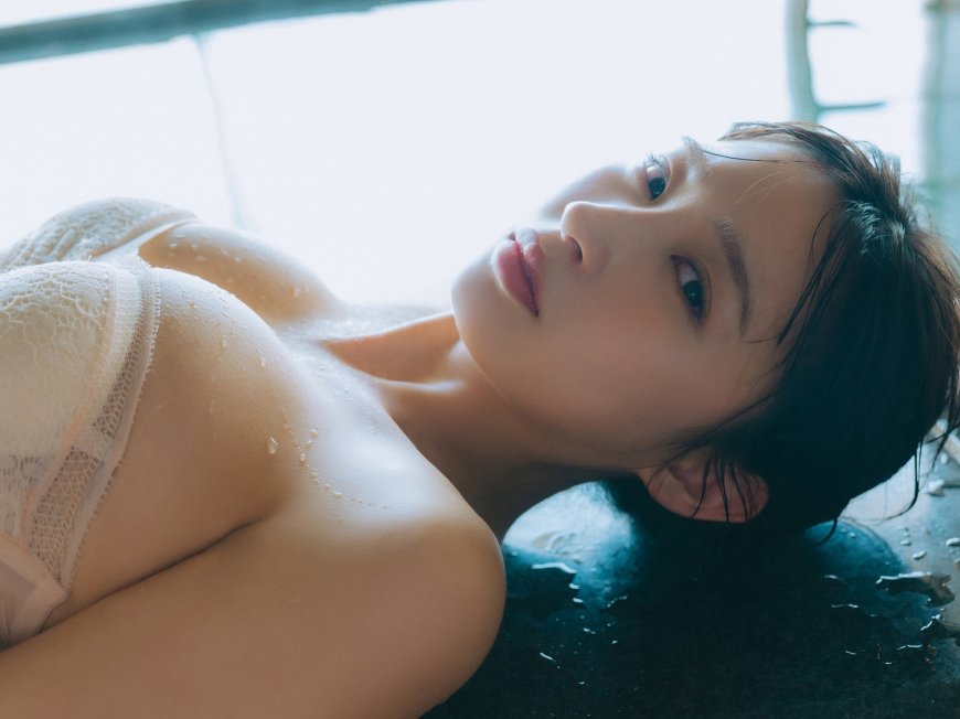 湿发美女白蕾丝内衣水珠特写暖调人物摄影电脑壁纸