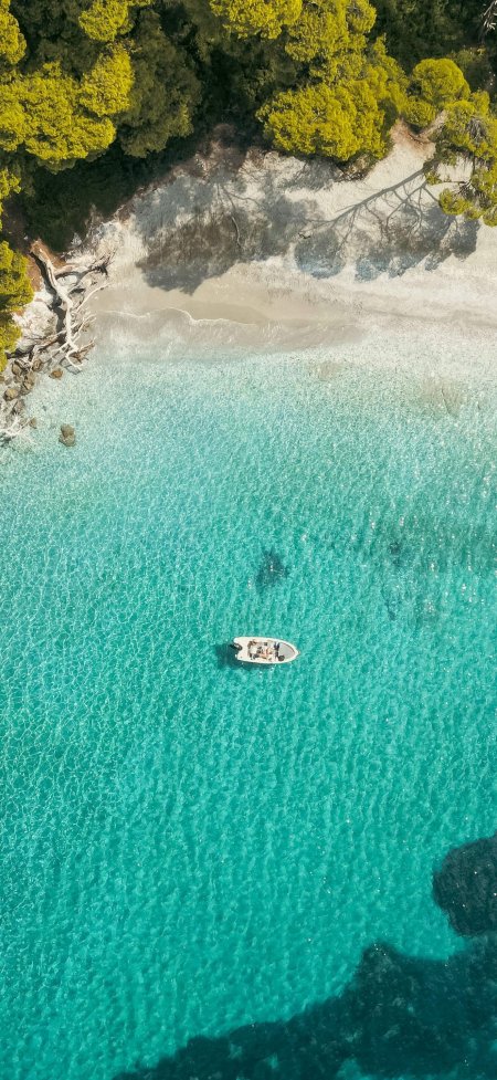 碧海白沙小艇静泊青绿自然风景手机壁纸