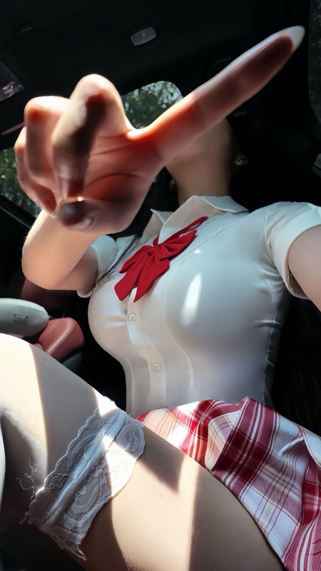穿白衬衫红领结格裙美女车内比耶手势暖光人物摄影手机壁纸