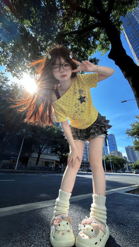 戴眼镜美女黄波点上衣格裙街头比耶阳光暖金人物摄影手机壁纸