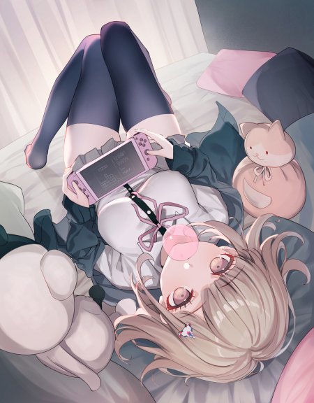 动漫少女躺床玩粉白萌系二次元手机壁纸