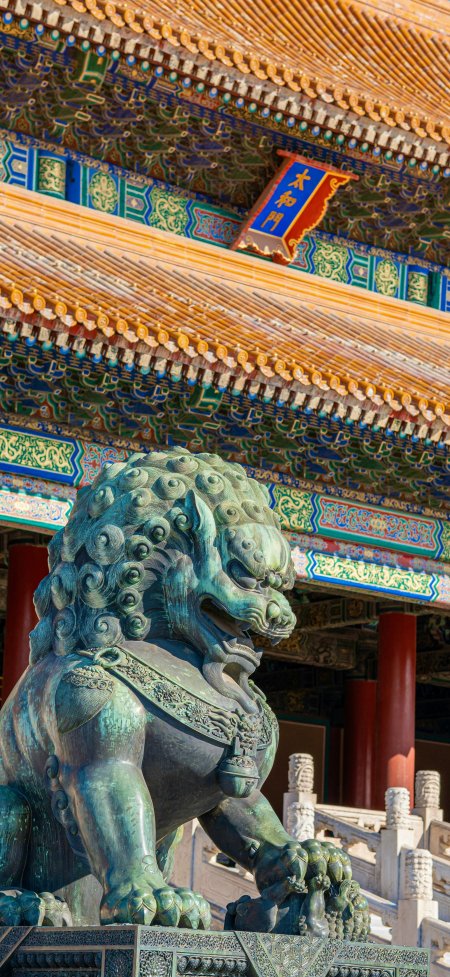 故宫太和门前铜狮威严矗立青绿古铜色城市建筑手机壁纸