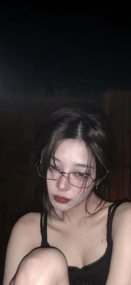 黑发戴眼镜红唇美女暗调人物摄影手机壁纸