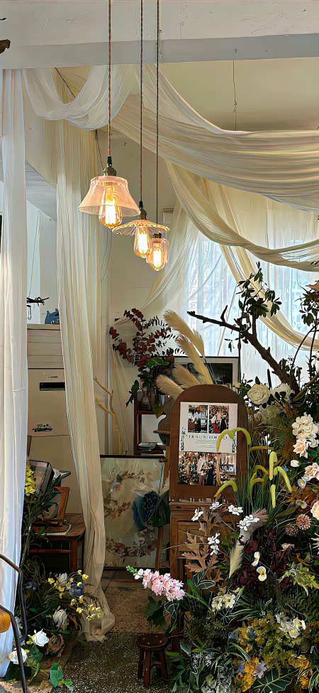 花艺工作室白纱垂帘暖光吊灯绿植繁花满溢温馨文艺家居陈设手机壁纸