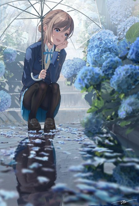 蓝发少女撑透明伞蹲坐雨中蓝绣球花丛旁清冷唯美动漫手机壁纸