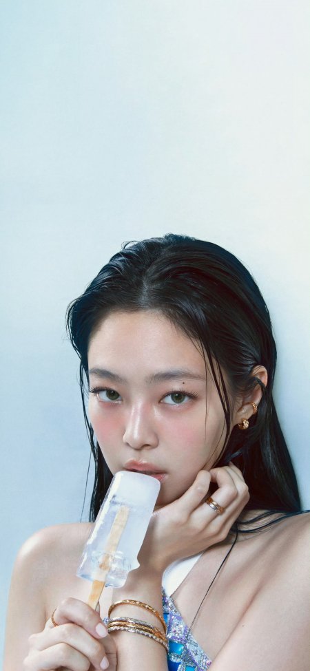 美女湿发手持冰棒蓝白清新人物摄影手机壁纸
