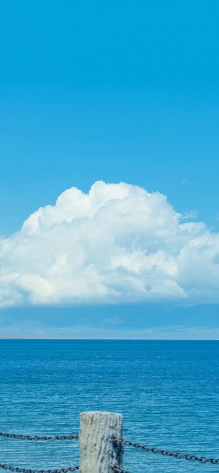 青海湖碧波万顷白云如絮蓝白风景手机壁纸