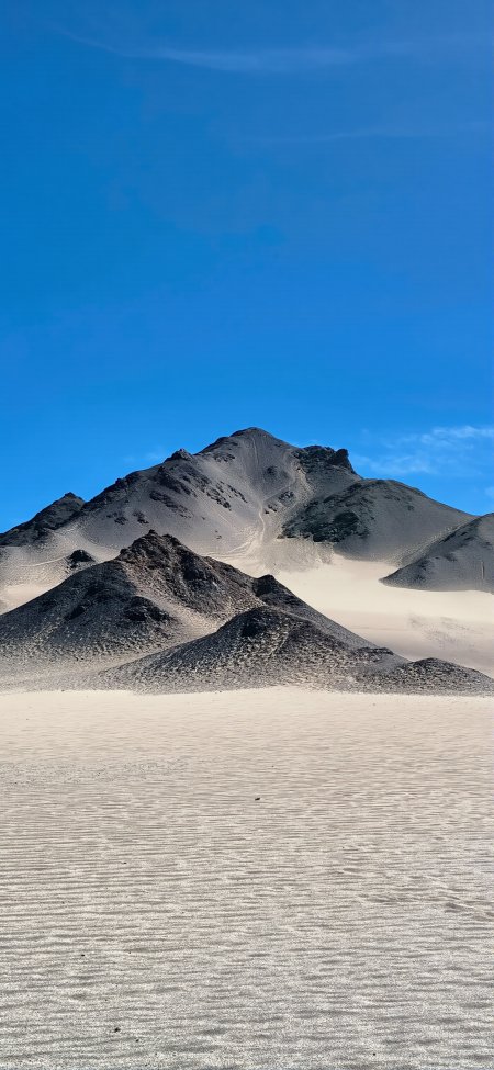 沙漠黑岩山峰巍峨矗立蓝白自然风景手机壁纸