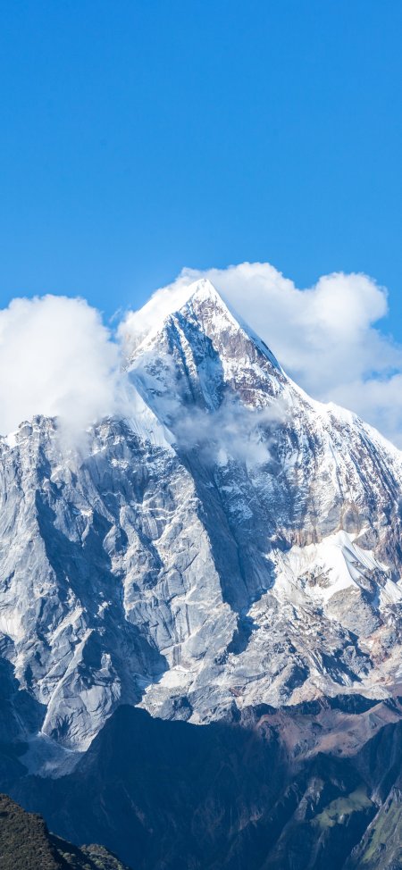 雪山巍峨峰顶积雪云绕蓝白自然风景手机壁纸