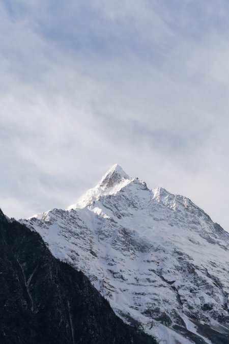 雪山巍峨尖峰耸立白雪覆盖灰蓝天空自然风景手机壁纸