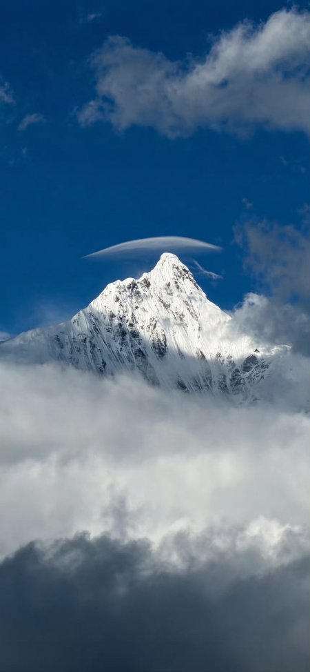 雪山巍峨云海环绕蓝白风景手机壁纸