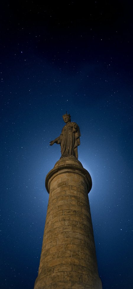 夜空繁星下石柱顶端女神雕像深蓝人文风土手机壁纸