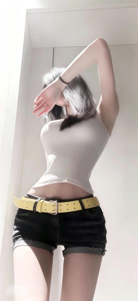 银发少女白衫黑短裤黄腰带侧身遮面柔光美女手机壁纸