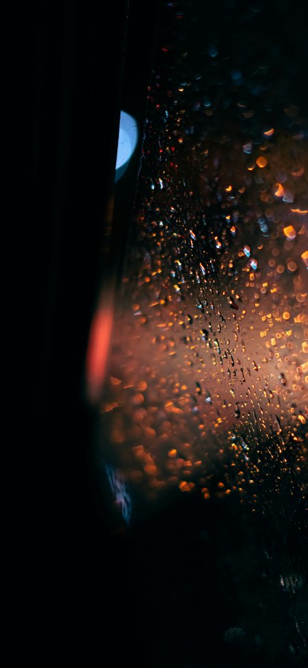 雨夜车窗水珠光影斑斓暗金摄影手机壁纸