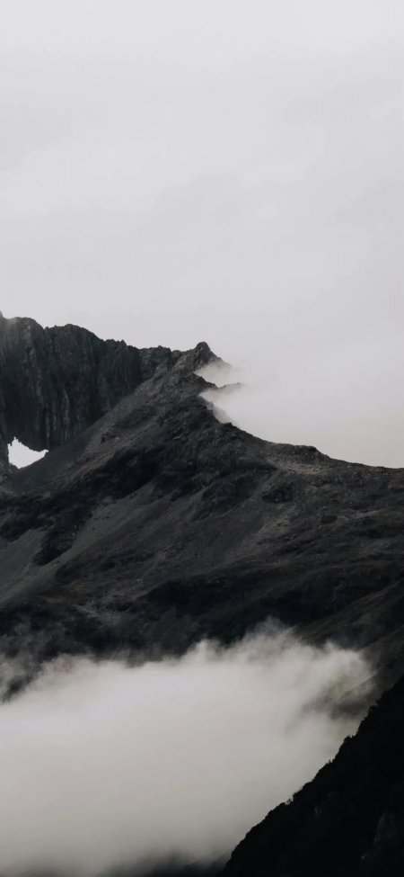 巍峨山峰云雾缭绕灰白自然风景手机壁纸