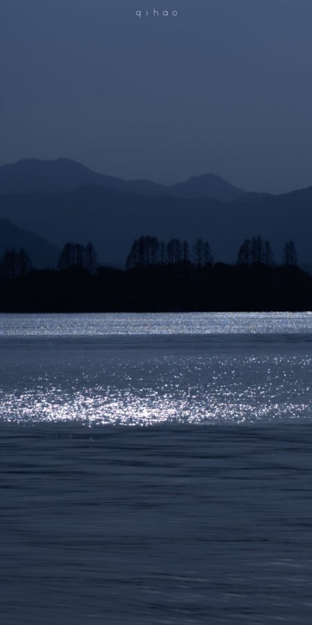 湖面波光粼粼远山层叠深蓝静谧风景手机壁纸