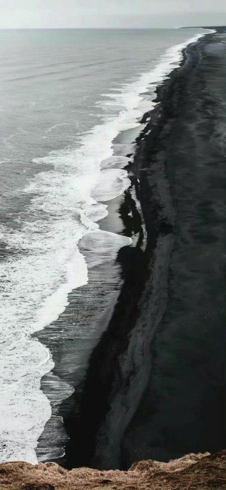 冰岛黑沙滩海浪拍岸灰白自然风景手机壁纸