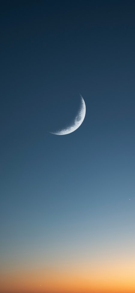 新月高悬渐变蓝橙夜空静谧风景手机壁纸