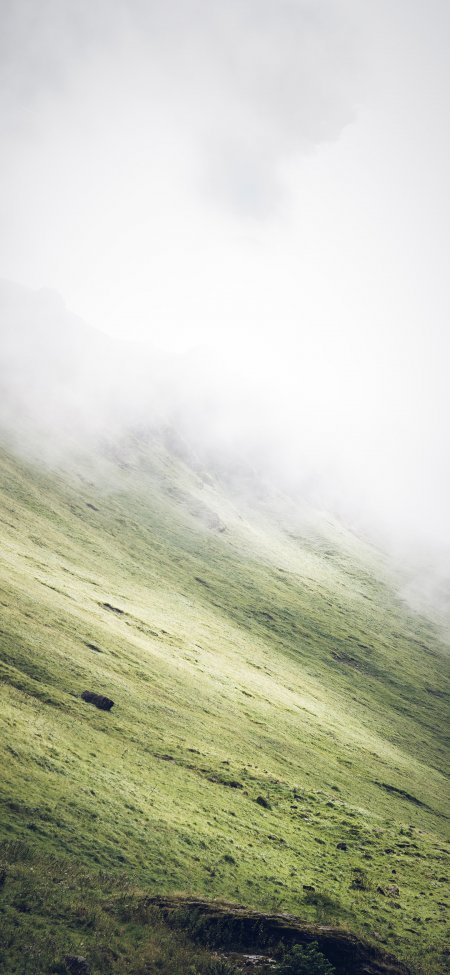 青翠山峦云雾缭绕斜坡草地自然风景手机壁纸