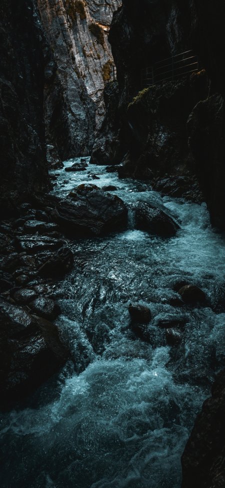 幽深峡谷激流穿石青蓝冷调自然风景手机壁纸