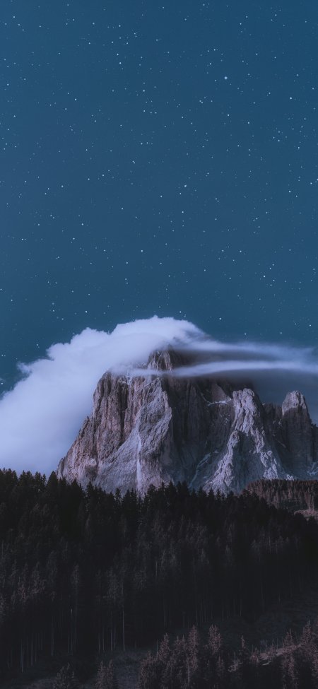 星空下的巍峨山峰云雾缭绕深蓝夜色自然风景手机壁纸