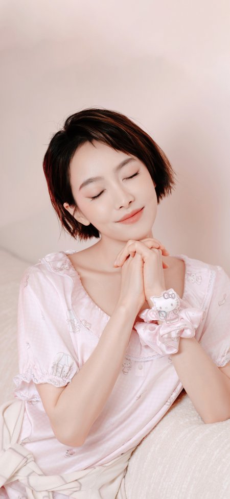 宋茜闭眼微笑粉色睡衣暖粉明星大咖手机壁纸