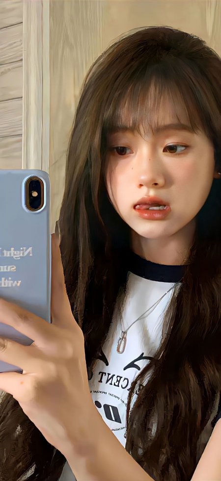 长发齐刘海清纯美女手持手机自拍暖调人物摄影手机壁纸