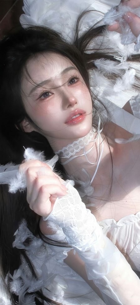 黑发少女白羽环绕清透妆容暖白人物摄影手机壁纸