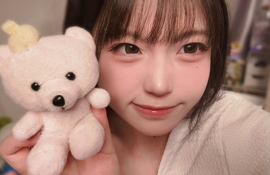 短发清纯美女手持米白小熊玩偶暖粉人物摄影电脑壁纸