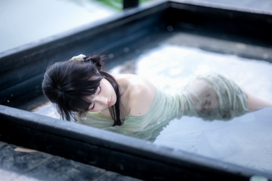 黑发美女浅绿薄纱浴池闭目静卧蓝白清新人物摄影电脑壁纸
