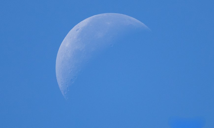 月球半影清晰可见蓝空背景暗蓝太空科幻电脑壁纸