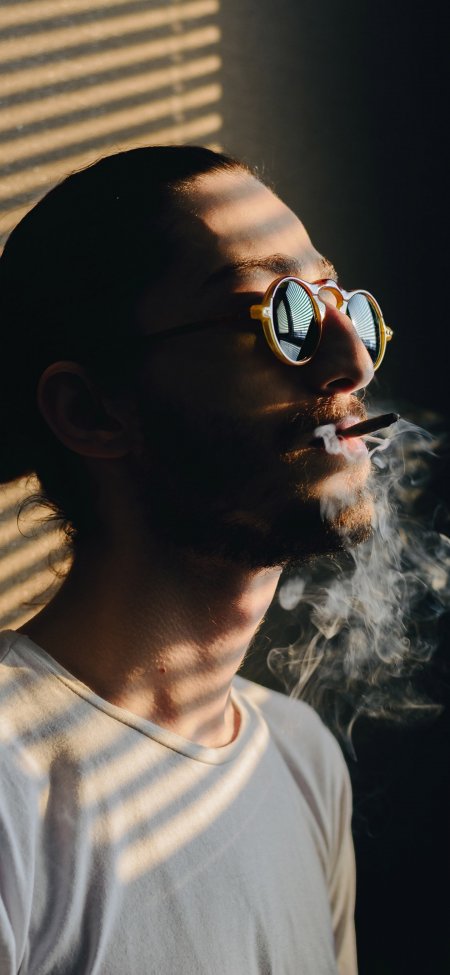 戴圆框墨镜叼雪茄吐烟大叔侧影暖金人物摄影手机壁纸