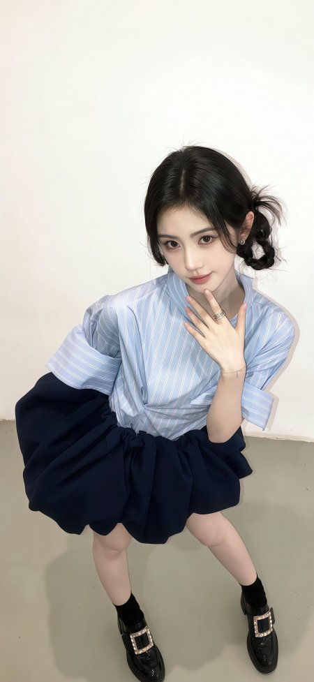 黑发双马尾蓝白条纹衬衫深蓝蓬蓬裙美女暖调人物摄影手机壁纸