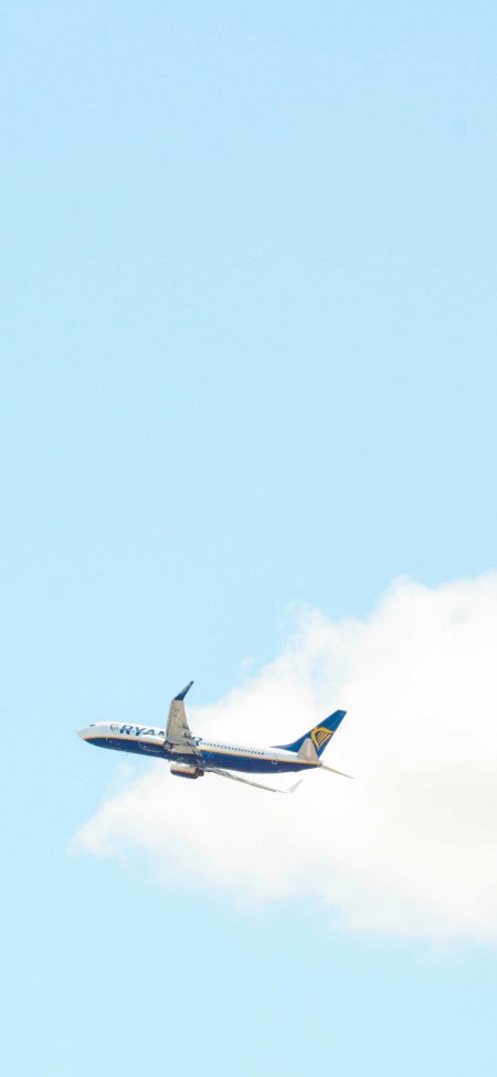 瑞安航空波音737客机蓝天白云飞行飞机手机壁纸