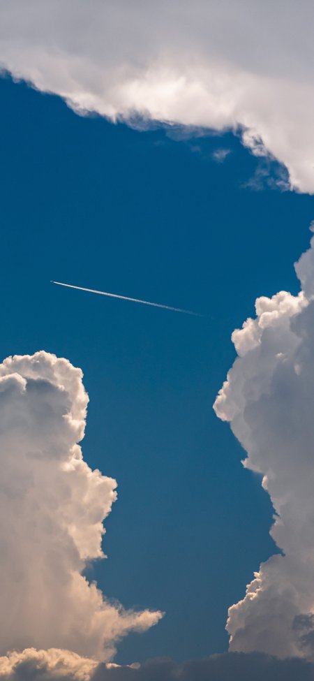 蔚蓝天空飞机尾迹穿云洁白蓬松自然风景手机壁纸