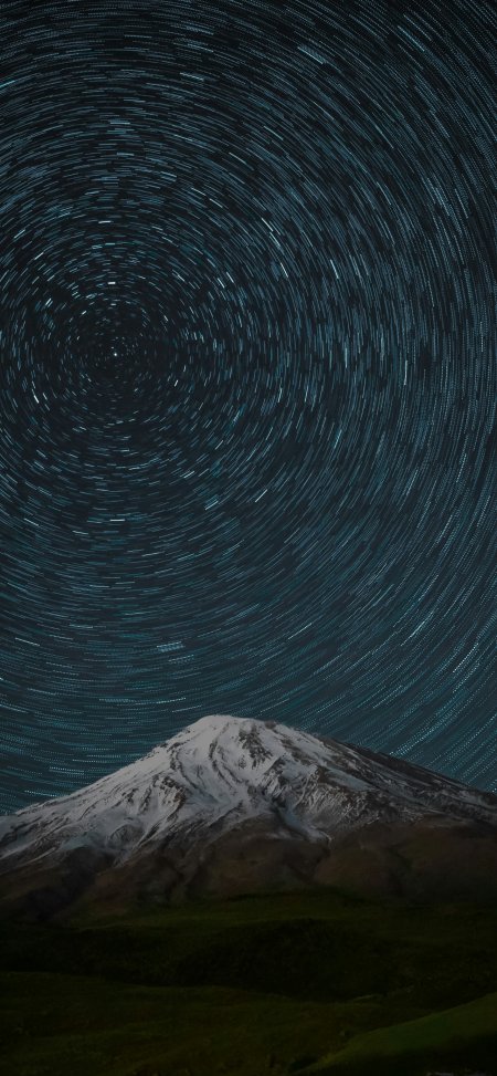 雪山星轨旋转夜空蓝黑自然风景手机壁纸