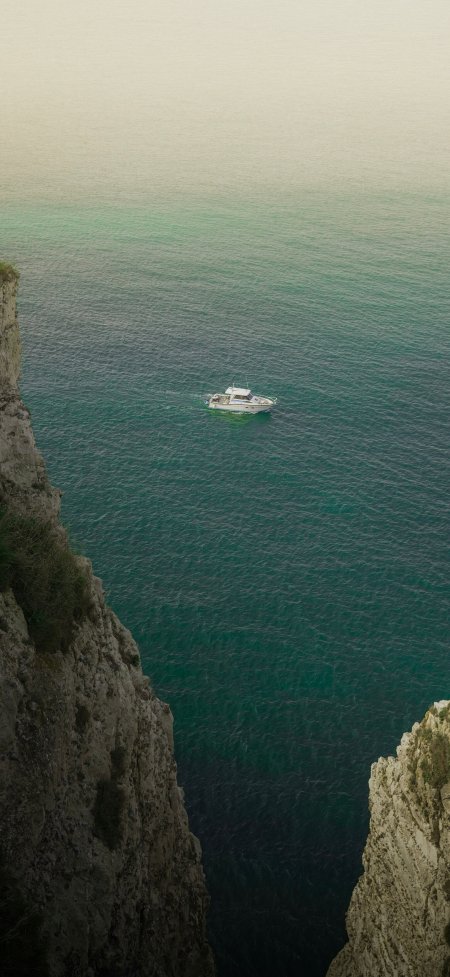 白色游艇碧海悬崖俯瞰青绿渐变风景手机壁纸
