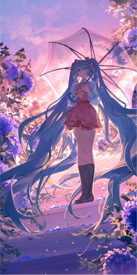 初音未来蓝发双马尾持伞立于绣球花丛粉紫梦幻动漫手机壁纸