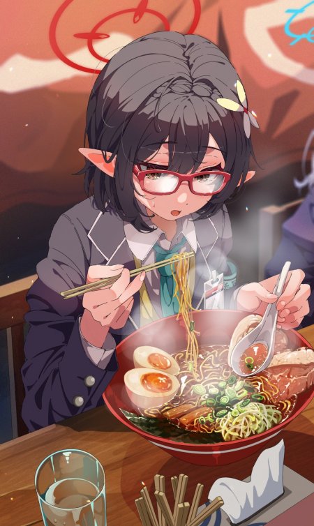 动漫角色黑发精灵耳少女戴红框眼镜吃拉面暖橙插画手机壁纸