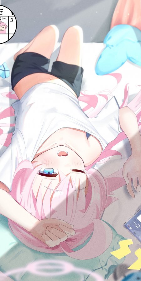 粉色双马尾少女躺卧床榻蓝白柔和动漫手机壁纸