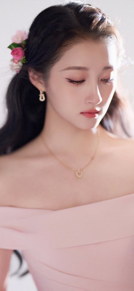 关晓彤黑发美女粉裙低眸柔光暖粉明星手机壁纸
