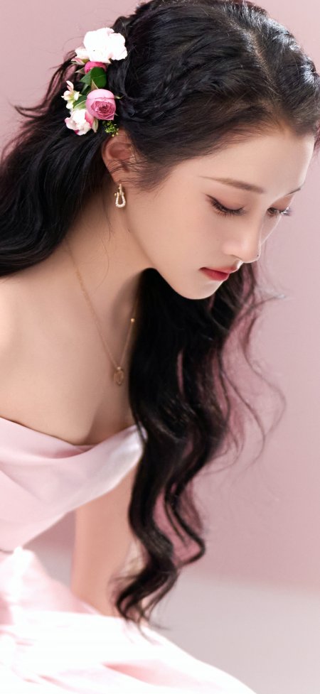 关晓彤黑发少女侧颜低眸粉白花朵点缀柔美粉色明星手机壁纸