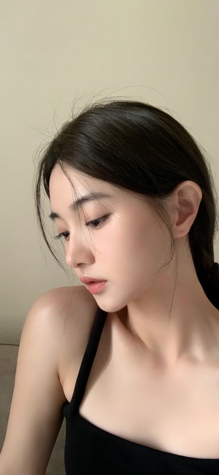 黑发低眸侧脸美女柔光暖调人物摄影手机壁纸